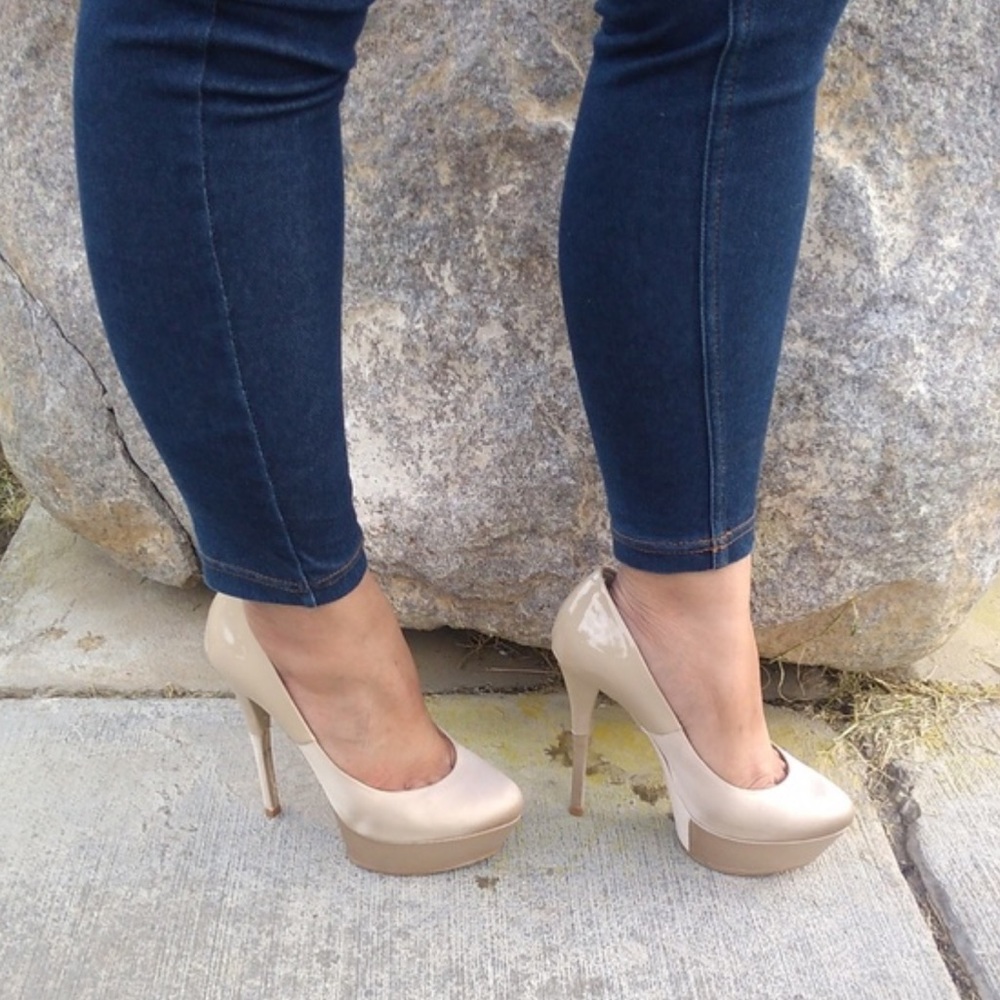 Bebe Rosario Nude pump